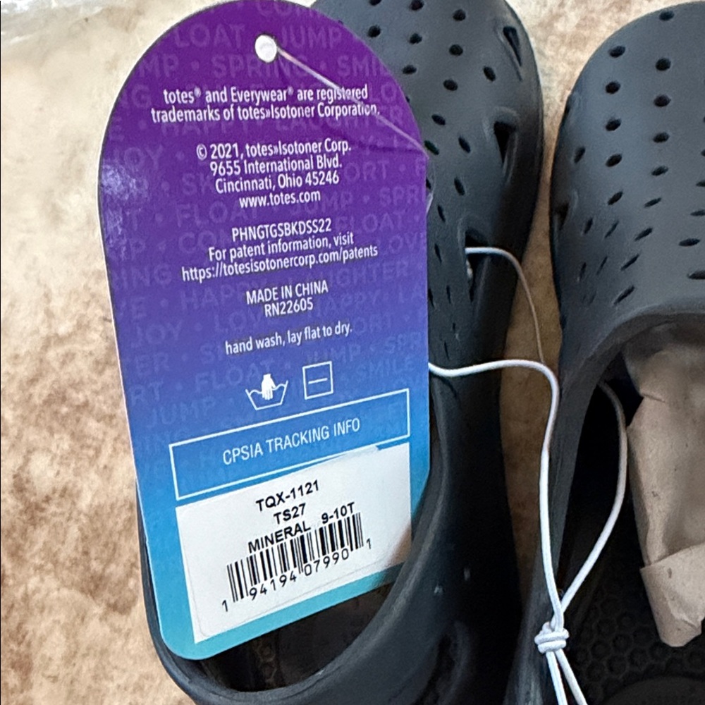 🆕 totes Kids Solobounce Perforated Black Slip-On Sandals - Picture 4 of 4